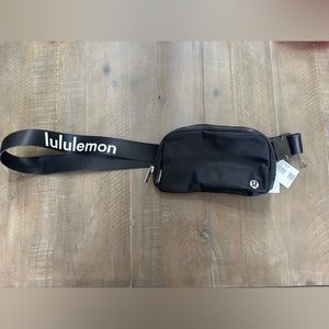 New Lululemon Athletica Everywhere Belt Bag (EBB) 1 Liter, Black and White, NWT